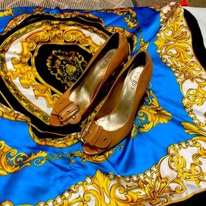 A pair of guess heels